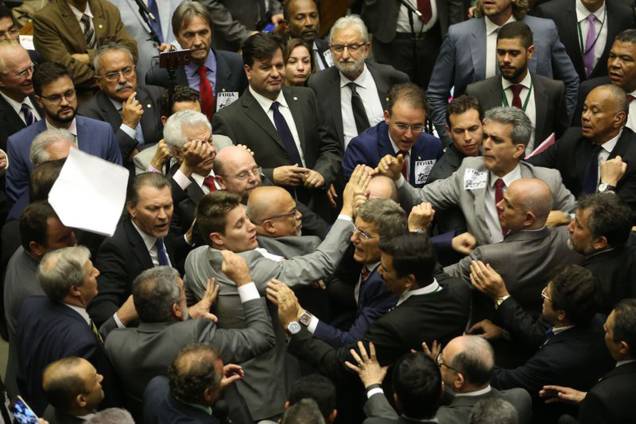 Deputados em clima de tensão no plenário durante sessão para votar parecer de denúncia contra Temer - 02/08/2017