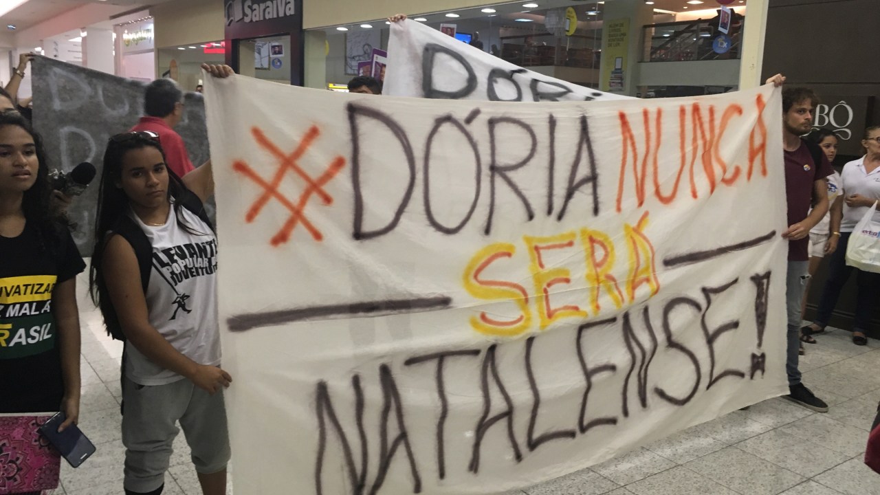 Doria é recebido com protestos em Natal