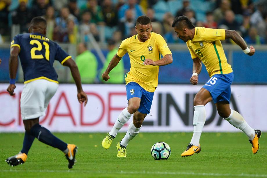 Gabriel Jesus e Paulinho durante a partida entre Brasil e Equador, na Arena do Grêmio em Porto Alegre