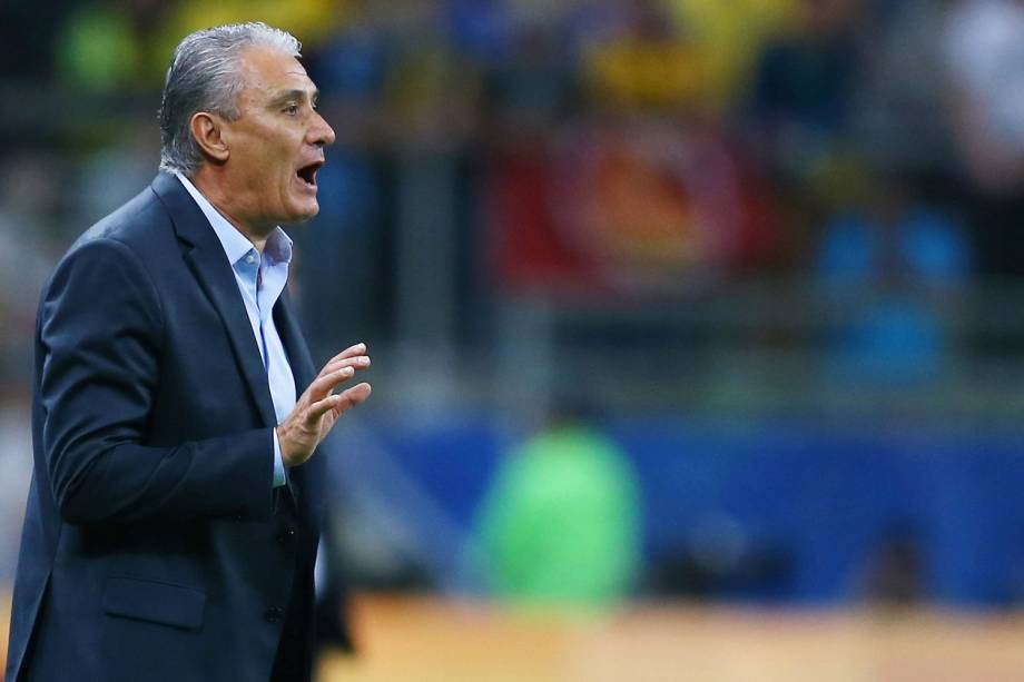 O técnico Tite durante a partida entre Brasil e Equador, na Arena do Grêmio em Porto Alegre