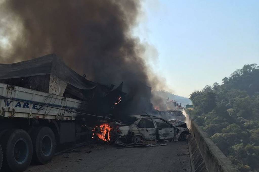 Acidente grave na Rodovia Carvalho Pinto em SP