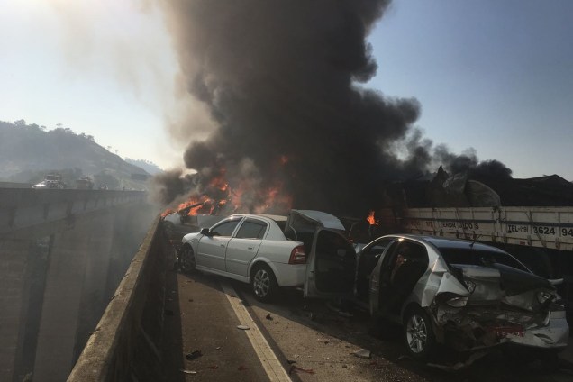 Engavetamento envolvendo 31 veículos provoca incêndio e morte na Rodovia Carvalho Pinto em Jacareí (SP) - 30/08/2017