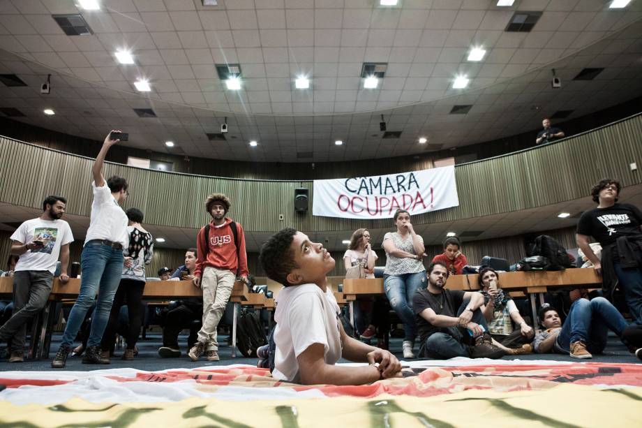 Estudantes secundaristas e universitários ocupam a Câmara Municipal de São Paulo há mais de 24 horas. O movimento reivindica o pacote de privatizações do prefeito João Dória e a restrição de uso diário do passe livre estudantil