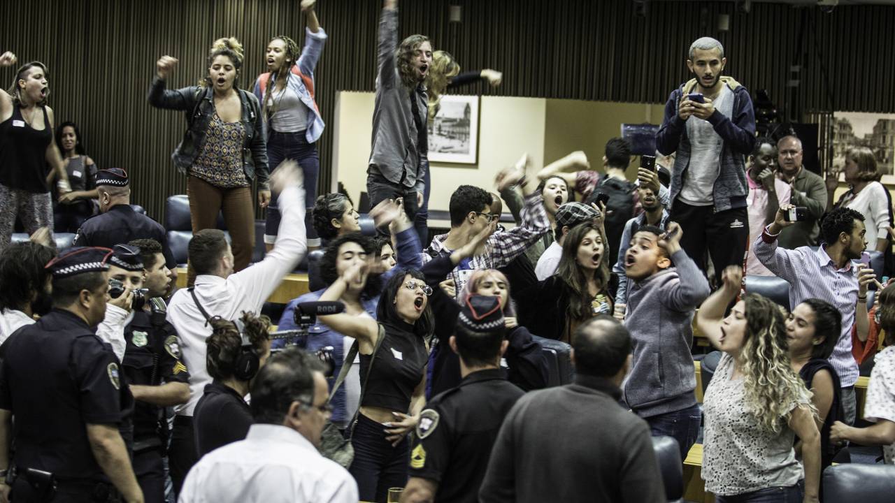 Estudantes Ocupam Plenário da Câmara em SP