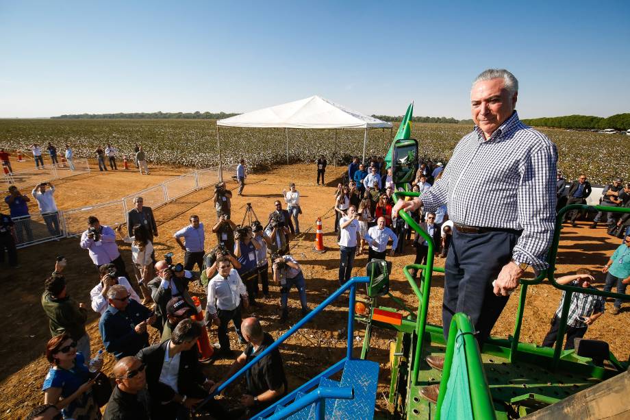 Presidente Michel Temer acompanha trabalhadores durante colheita de algodão em Lucas do Rio Verde (MS) - 11/08/2017