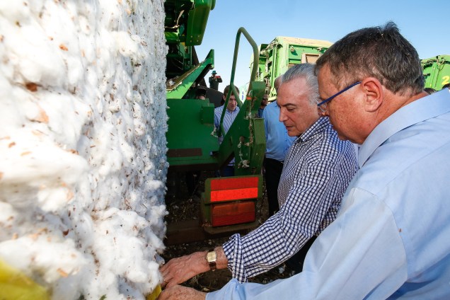 Presidente Michel Temer acompanhado do ministro da Agricultura, Pecuária e Abastecimento, Blairo Maggi, durante a abertura da colheita do algodão em Lucas do Rio Verde (MS) - 11/08/2017