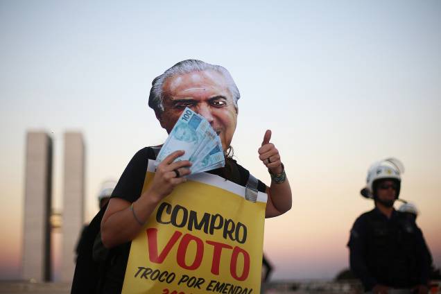Movimentação na Câmara dos Deputados, em Brasília, membros da oposição pedem eleições diretas, durante a discussão sobre a denúncia contra o presidente Michel Temer - 02/08/2017