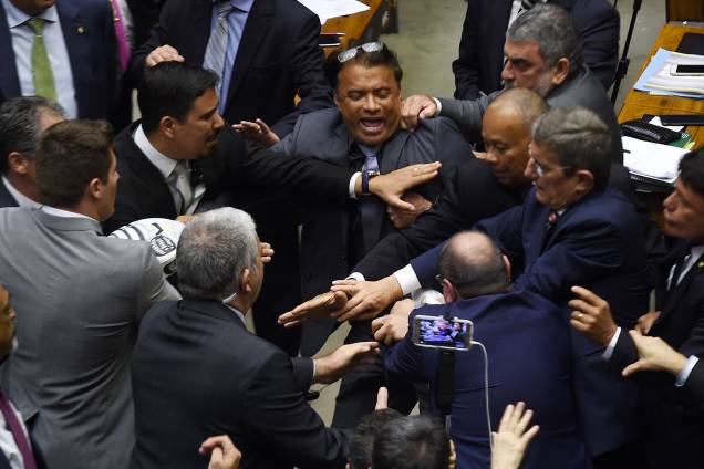 Deputados brigam durante durante denúncia contra o presidente Michel Temer, em Brasília