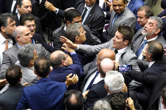 Deputados brigam durante durante denúncia contra o presidente Michel Temer, em Brasília Deputados brigam durante durante denúncia contra o presidente Michel Temer, em Brasília