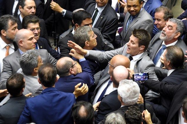 Deputados brigam durante durante denúncia contra o presidente Michel Temer, em Brasília