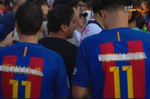 Torcedores com a camisa de Neymar (mas com o nome riscado)