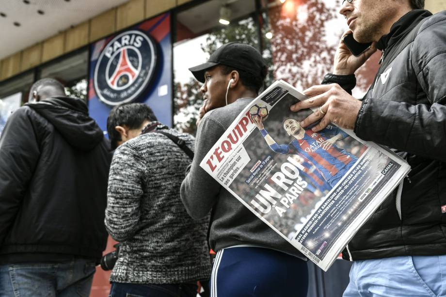 Torcedores do PSG fazem fila em frente a uma loja do clube na avenida Champs Elysses para comprar a camisa com o nome de Neymar