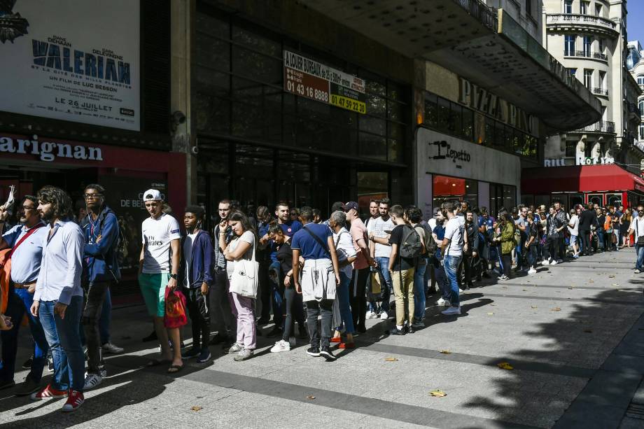 Torcedores do PSG fazem fila em frente a uma loja do clube na avenida Champs Elysses para comprar a camisa com o nome de Neymar