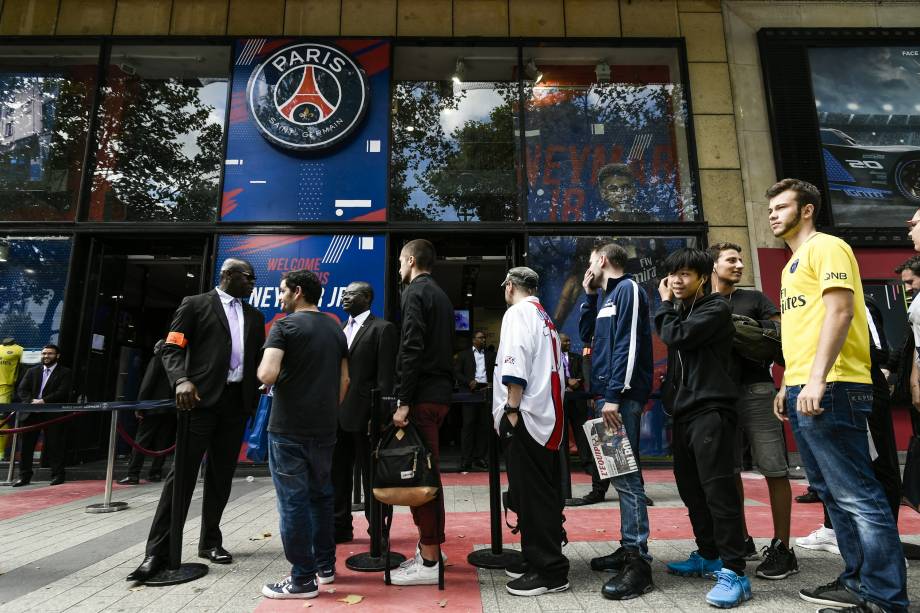 Torcedores do PSG fazem fila em frente a uma loja do clube na avenida Champs Elysses para comprar a camisa com o nome de Neymar