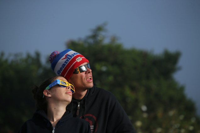 Casal usa óculos especiais para acompanhar o eclipse solar em Depoe Bay, no estado americano do Oregon - 21/08/2017
