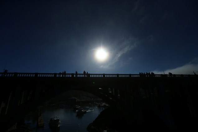 Pessoas se reúnem em uma ponte para acompanhar o eclipse solar em Depoe Bay, no estado americano do Oregon - 21/08/2017