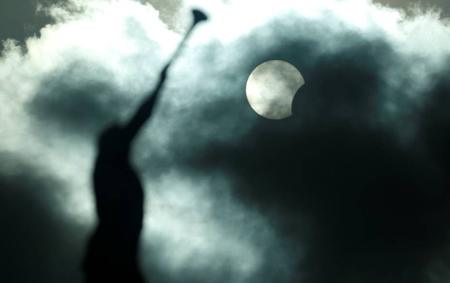 Eclipse parcial do sol é fotografado com a estátua do Anjo Moroni no pináculo do Templo de Manaus - 21/08/2017