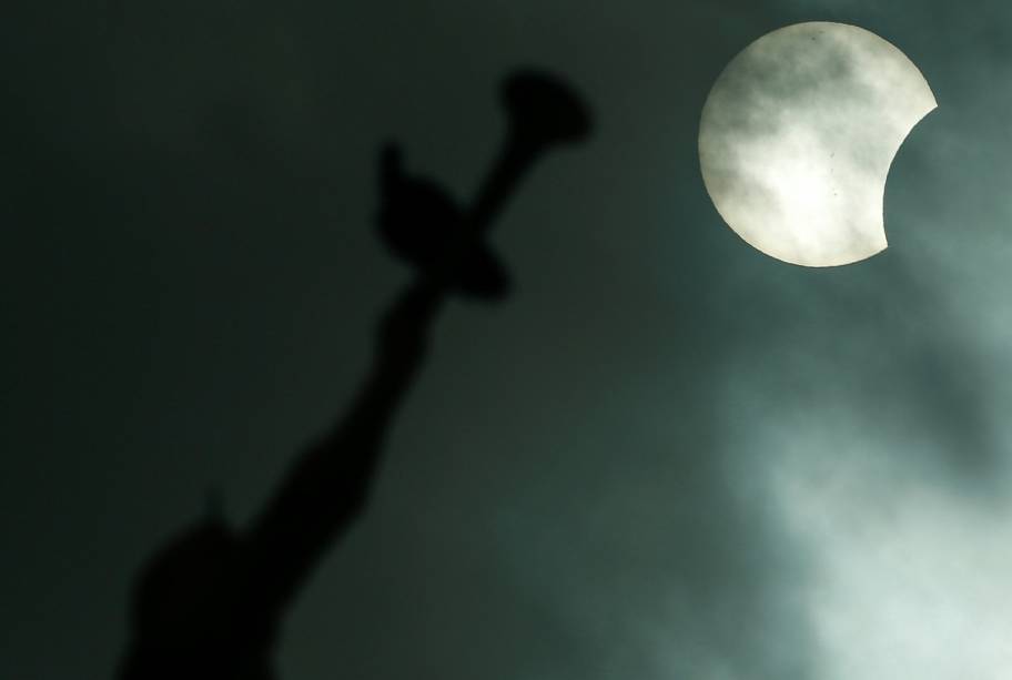 Eclipse parcial do sol é fotografado com a estátua do Anjo Moroni no pináculo do Templo de Manaus - 21/08/2017