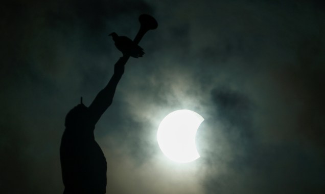Eclipse parcial do sol é fotografado com a estátua do Anjo Moroni no pináculo do Templo de Manaus - 21/08/2017