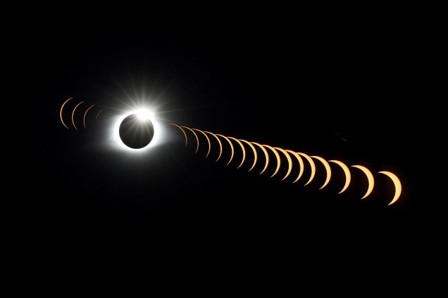 Combinação de imagens do eclipse solar total registrado  no ponto mais alto do Parque Nacional Great Smoky Mountains, no estado americano do Tennessee - 21/08/2017