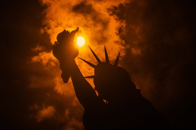 Eclipse solar é visto por trás da Estátua da Liberdade em Liberty Island, na cidade de Nova York - 21/08/2017