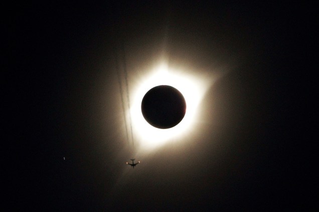 Avião fotografado durante o eclipse solar total em Guernsey, no estado americano de Wyoming - 21/08/2017