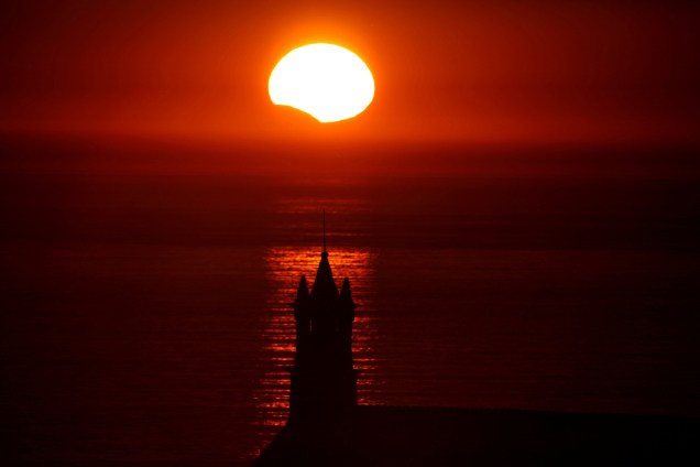 A Capela Saint-They é vista em silhueta ao pôr-do-sol durante um eclipse solar parcial, na Bretanha, França - 21/08/2017