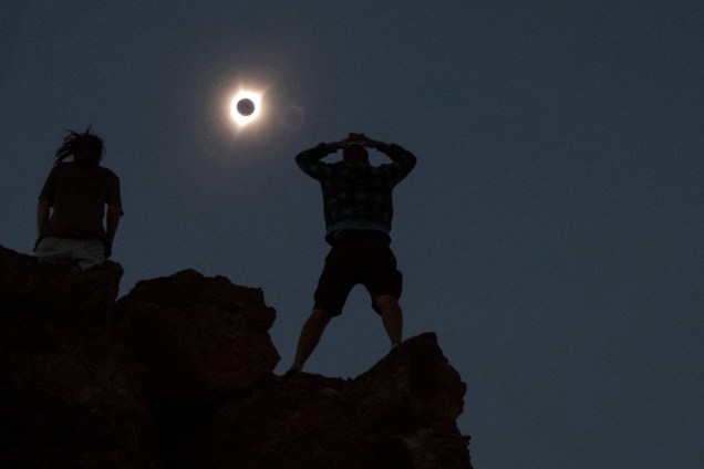 Pessoas observam o eclipse solar total no Monumento Nacional John Day Fossil Beds, perto de Mitchell, no estado americano do Oregon - 21/08/2017