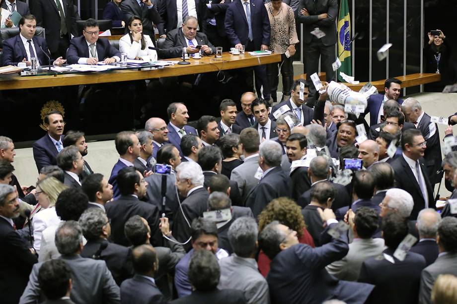 Deputado Wladimir Costa (SD-PA) provoca tumulto com pixuleco durante discussão da denúncia contra Michel Temer na Câmara - 02/08/2017