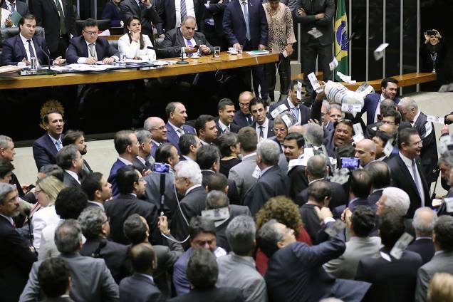 Deputado Wladimir Costa (SD-PA) provoca tumulto com pixuleco durante discussão da denúncia contra Michel Temer na Câmara - 02/08/2017 Deputado Wladimir Costa (SD-PA) provoca tumulto com pixuleco durante discussão da denúncia contra Michel Temer na Câmara - 02/08/2017