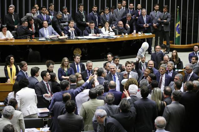 Deputado Wladimir Costa (SD-PA) provoca tumulto com pixuleco durante discussão da denúncia contra Michel Temer na Câmara - 02/08/2017 Deputado Wladimir Costa (SD-PA) provoca tumulto com pixuleco durante discussão da denúncia contra Michel Temer na Câmara - 02/08/2017