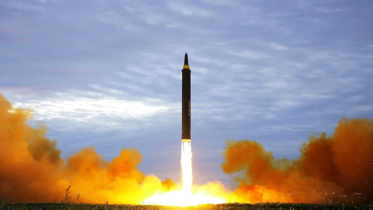 Coreia do Norte divulga imagens de míssil que sobrevoou Japão - 29/08/2017