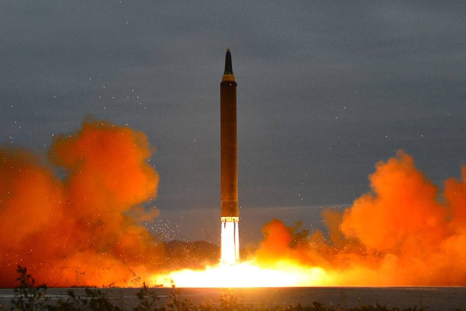 Coreia do Norte divulga imagens de míssil que sobrevoou Japão - 29/08/2017