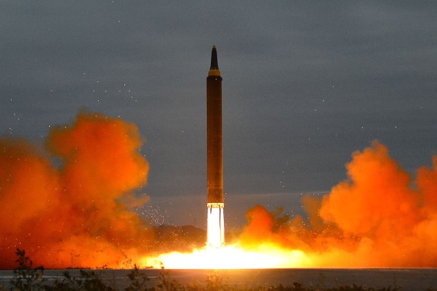 Coreia do Norte divulga imagens de míssil que sobrevoou Japão - 29/08/2017