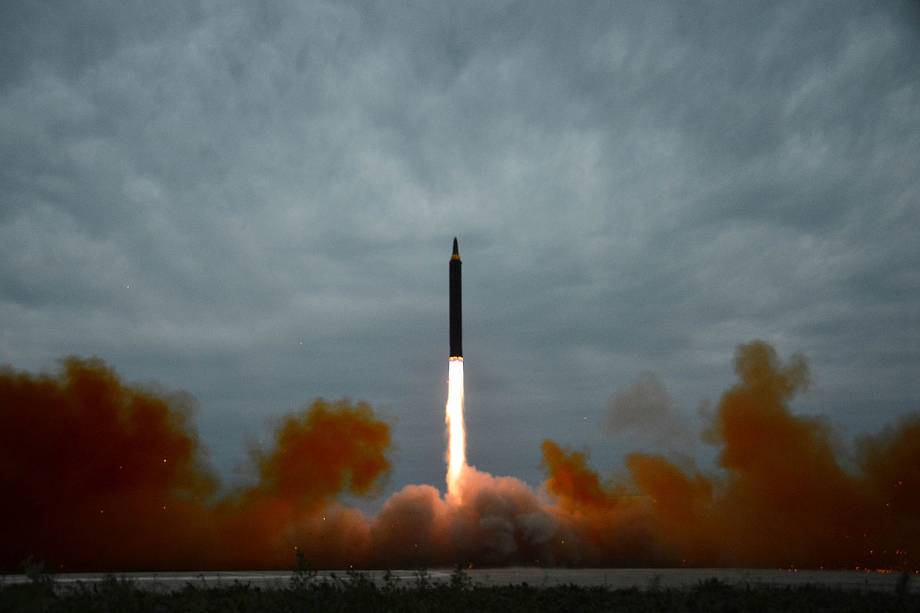 Coreia do Norte divulga imagens de míssil que sobrevoou Japão - 29/08/2017