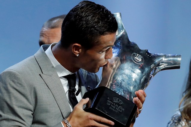 Cristiano Ronaldo recebe taça de melhor jogador do ano pela UEFA Champions League, durante cerimônia em Monte Carlo, Mônaco