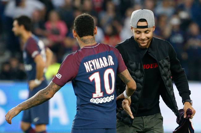 Jogador de basquete, Stephen Curry, cumprimenta Neymar no campo após partida entre PSG e Saint-Etienne, em Paris