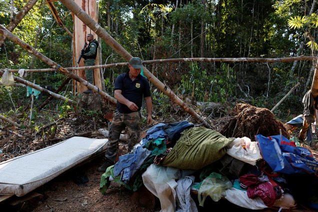 Agentes do Ibama desmontam um acampamento ilegal, durante 'Operação Onda Verde' contra desmatamento em Apuí, no Amazonas