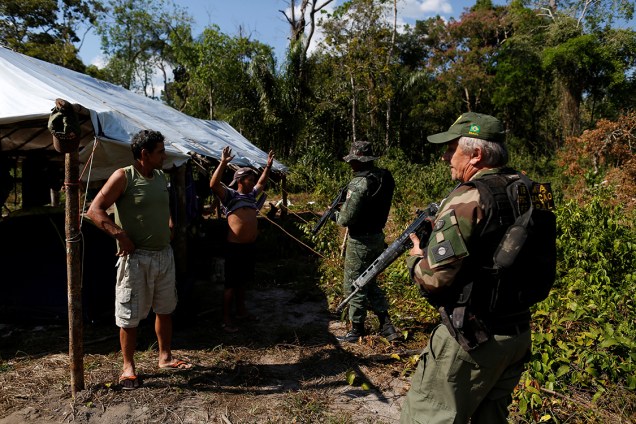 Agentes do Ibama abordam homens em um acampamento ilegal, durante 'Operação Onda Verde' contra desmatamento em Apuí, no Amazonas