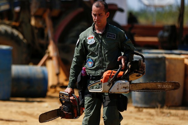 An agent of the Brazilian Institute for the Environment and Renewable Natural Resources, or Ibama, carries confiscated chainsaws during "Operation Green Wave" to combat illegal logging in Apui, in the southern region of the state of Amazonas, Brazil, July 29, 2017. REUTERS/Bruno Kelly       SEARCH "DEFORESTATION" FOR THIS STORY. SEARCH "WIDER IMAGE" FOR ALL STORIES.