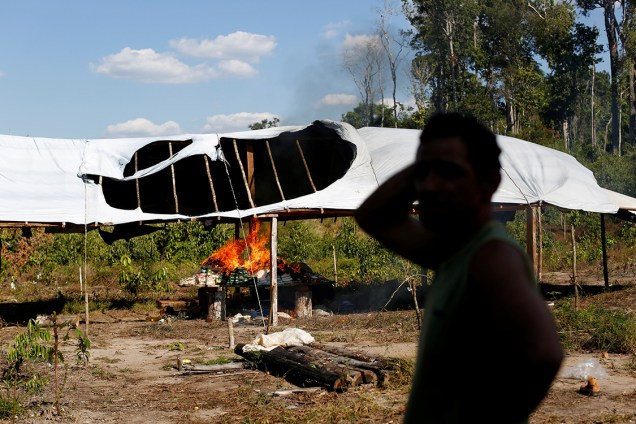 Homem reage ao ver acampamento ilegal incendiado, durante a 'Operação Onda Verde', conduzida pelo Ibama em Apuí, no Amazonas