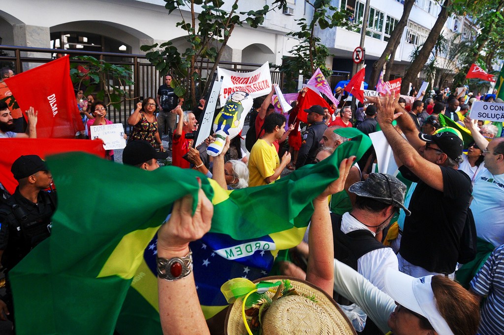 Protesto pede a volta da ex-presidente Dilma Rousseff no Rio.