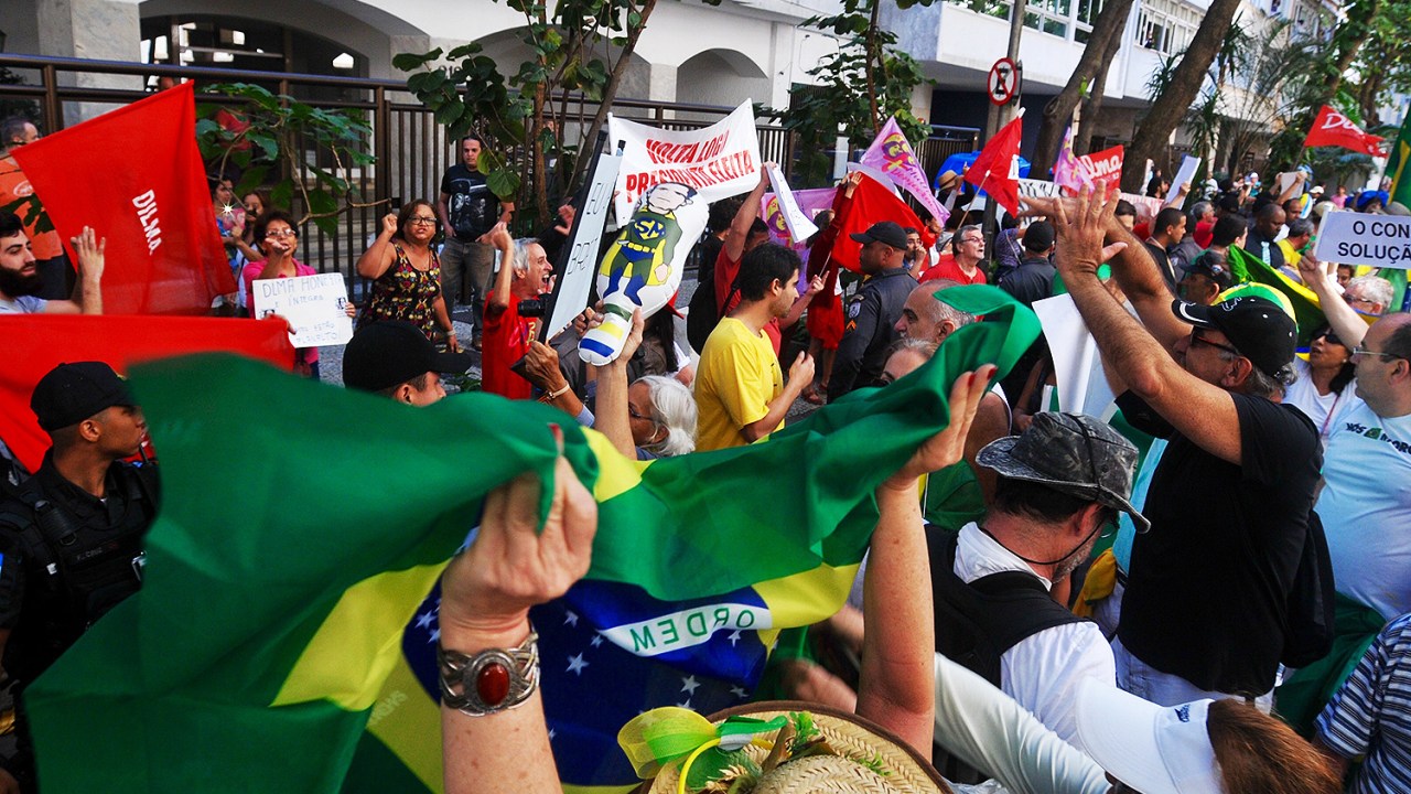Protesto pede a volta da ex-presidente Dilma Rousseff no Rio.