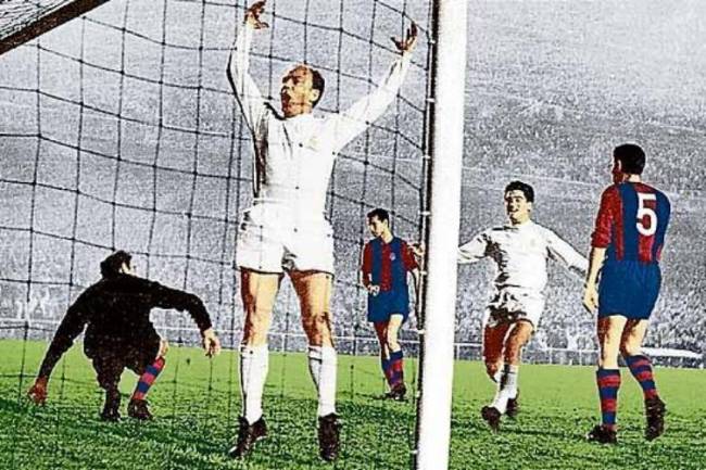 O argentino naturalizado espanhol Alfredo di Stéfano comemora um gol pelo Real Madrid contra seu ex-clube, o Barcelona, nos anos 1950