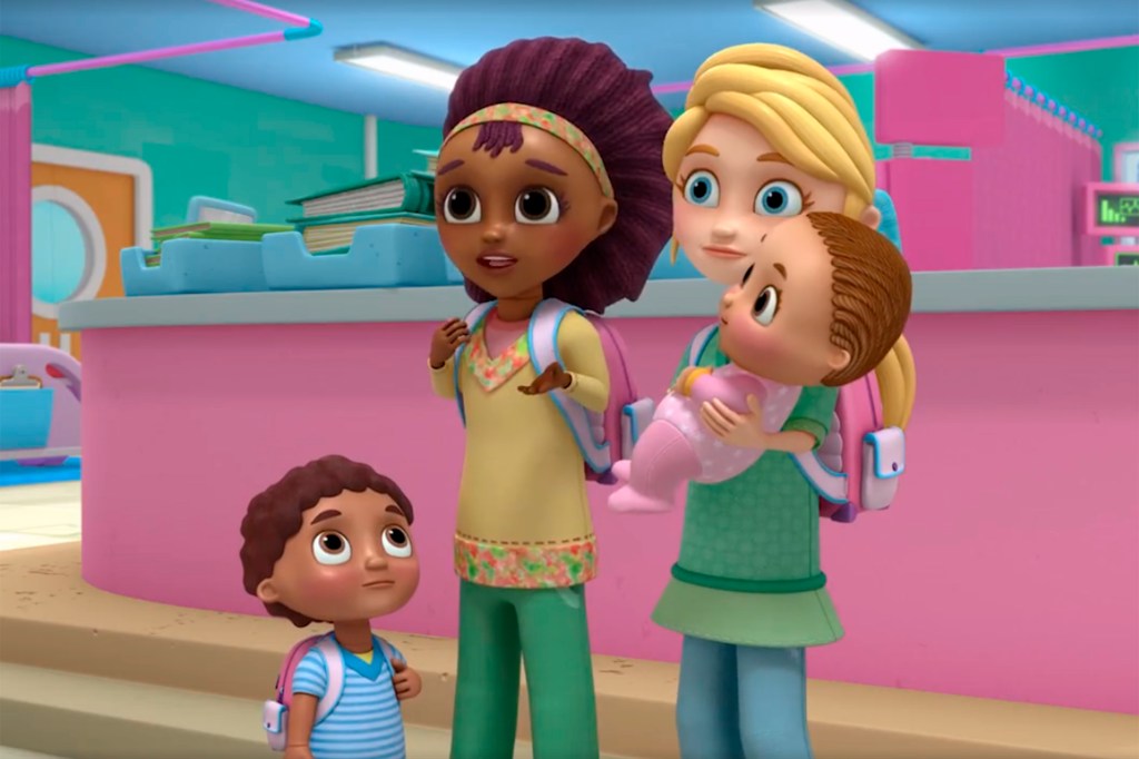 Cena do desenho 'Doutora Brinquedos' com casal lésbico interracial