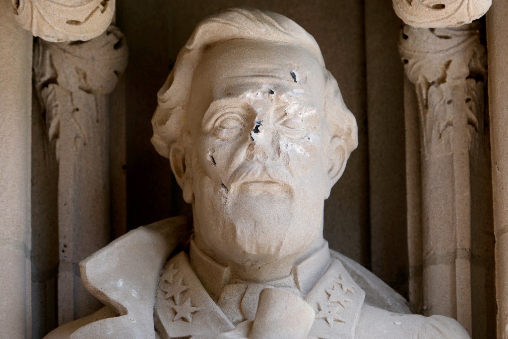 Estátua de confederado na Universidade de Duke é retirada após ser degradada