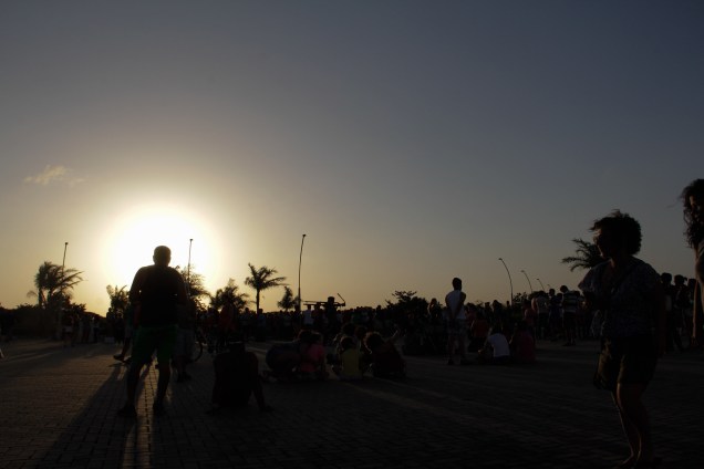 Pessoas observam o eclipse parcial do sol, no Parque da Cidade, em Natal (RN) na tarde desta segunda-feira (21)