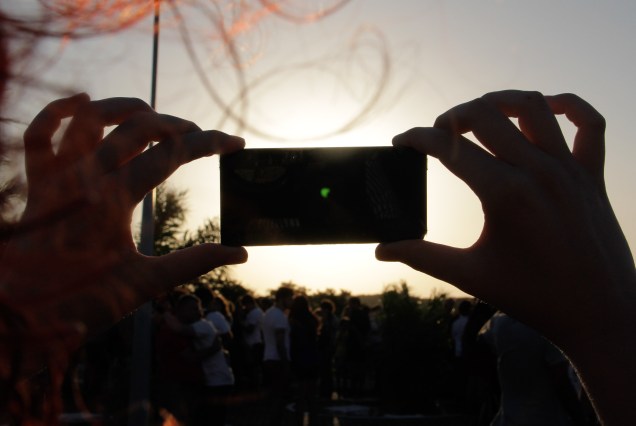 Pessoas observam o eclipse parcial do sol, no Parque da Cidade, em Natal (RN) na tarde desta segunda-feira (21)