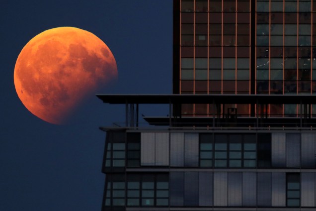 Lua em Berlim é registrada ao lado de um prédio durante o eclipse parcial na Alemanha - 07/08/2017