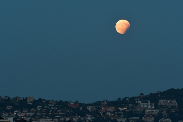 Em Nice, na França, o eclipse lunar é registrado sobre as colinas da cidade - 07/08/2017